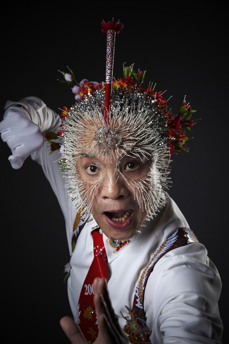 Wei Shengchu - Most needles on the head 
Guinness World Records 2009
Photo Credit: Paul Michael Hughes/Guinness World Records

ICET Studios, Milan. 110409

Image Paul Michael Hughes/Guinness World Records

www.paulmichaelhughes.com
T 07790819111
E pmh@paulmichaelhughes.com
